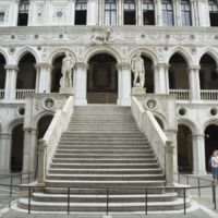 Palazzo_ducale,_scala_dei_giganti_02.jpg